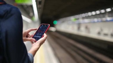 Metroda Smartphone kullanan genç kadın 