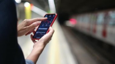 Metroda Smartphone kullanan genç kadın 