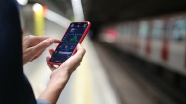 Metroda Smartphone kullanan genç kadın 