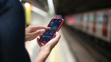 Metroda Smartphone kullanan genç kadın 