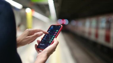 Metroda Smartphone kullanan genç kadın 