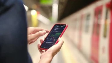 Metroda Smartphone kullanan genç kadın 