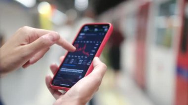 Metroda Smartphone kullanan genç kadın 