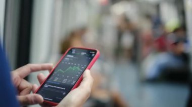 Metroda Smartphone kullanan genç kadın 