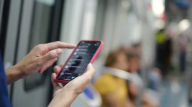 Metroda Smartphone kullanan genç kadın 