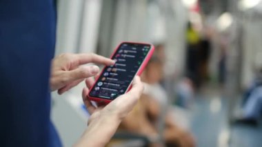 Metroda Smartphone kullanan genç kadın 