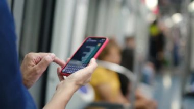 Metroda Smartphone kullanan genç kadın 