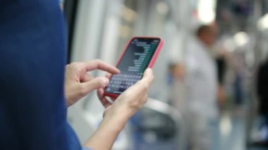 Metroda Smartphone kullanan genç kadın 