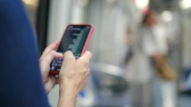 Metroda Smartphone kullanan genç kadın 