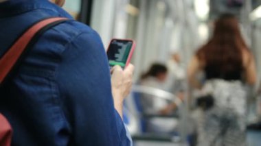 Metroda Smartphone kullanan genç kadın 