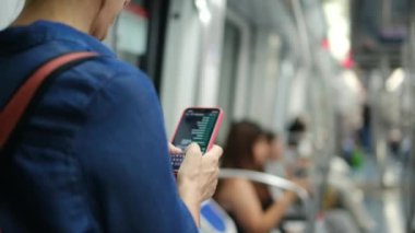 Metroda Smartphone kullanan genç kadın 