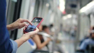 Metroda Smartphone kullanan genç kadın 