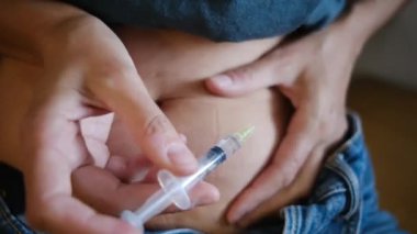 Karın enjeksiyonu yapan kadına yakın çekim. 