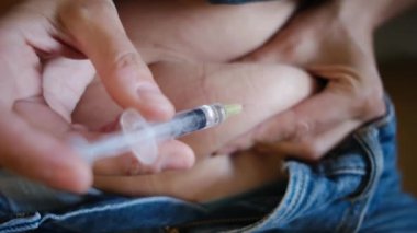 Karın enjeksiyonu yapan kadına yakın çekim. 