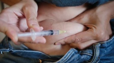 Karın enjeksiyonu yapan kadına yakın çekim. 