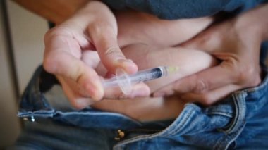 Karın enjeksiyonu yapan kadına yakın çekim. 