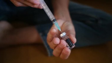 Kadın şişeden şırıngayla ilaç alıyor.. 