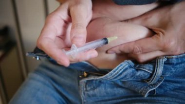 Karın enjeksiyonu yapan kadına yakın çekim. 