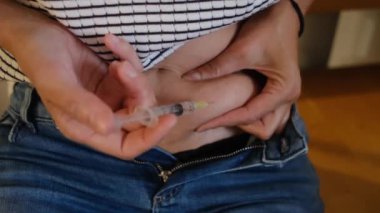 Karın enjeksiyonu yapan kadına yakın çekim. 