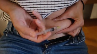 Karın enjeksiyonu yapan kadına yakın çekim. 