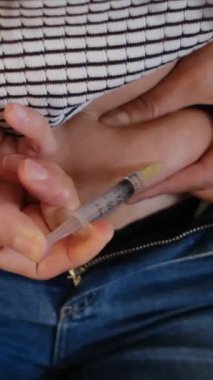 Doğurganlık tedavisi için karnına progesteron enjekte eden kadın, destekli üreme, jinekoloji ve üremeye odaklanıyor.