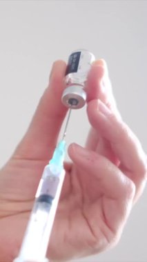 Kadın şişeden şırıngayla ilaç alıyor.. 