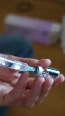 Kadın şişeden şırıngayla ilaç alıyor.. 