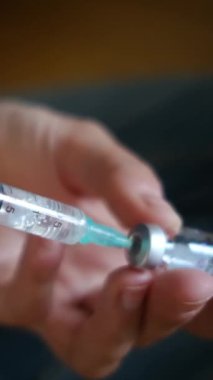 Kadın şişeden şırıngayla ilaç alıyor.. 