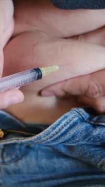 Doğurganlık tedavisi için karnına progesteron enjekte eden kadın, destekli üreme, jinekoloji ve üremeye odaklanıyor.