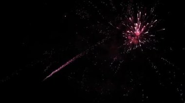 Karanlık gece gökyüzü arka plan üzerinde renkli havai fişek kutlama. Gece açık gökyüzü güzel havai fişek gösteri.
