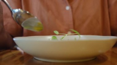 Lokantada yemek yiyen bir kadının yakın plan fotoğrafı. 