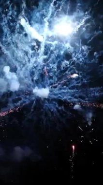 Karanlık gece gökyüzü arka plan üzerinde renkli havai fişek kutlama. Gece açık gökyüzü güzel havai fişek gösteri.