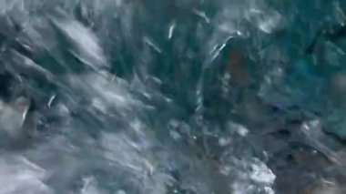 baba, anne ve çocuk havuza atlayıp top güllesi yapıyorlar, yaz tatili 8 yaşındaki çocuklar için eğlenceli. Su sporları ve sağlıklı yaşam ile açık havada aktif yaşam tarzı