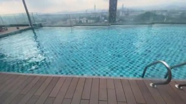 Annesiyle havuza atlayan çocuk, 8 yaşındaki çocuklar için yaz tatili eğlencesi. Su sporları ve sağlıklı yaşam ile açık havada aktif yaşam tarzı