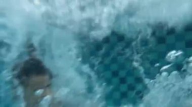 Havuza atlayan bir çocuk, 8 yaşındaki çocuklar için yaz tatili eğlencesi. Su sporları ve sağlıklı yaşam ile açık havada aktif yaşam tarzı