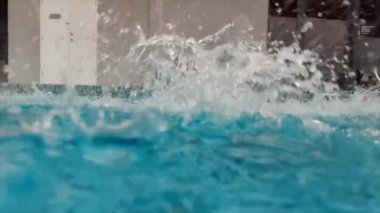 Havuza atlayan bir çocuk, 8 yaşındaki çocuklar için yaz tatili eğlencesi. Su sporları ve sağlıklı yaşam ile açık havada aktif yaşam tarzı