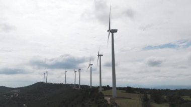 Yenilenebilir enerji kavramı. Arka planda gökyüzü ile dönen rüzgar türbinleri. 