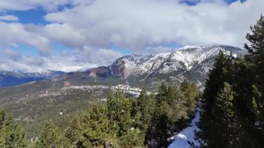 Karla kaplı dağların havadan görünüşü. Güzel manzara