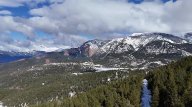 Karla kaplı dağların havadan görünüşü. Güzel manzara