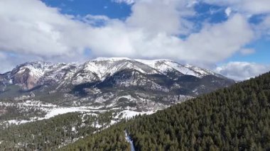 Karla kaplı dağların havadan görünüşü. Güzel manzara