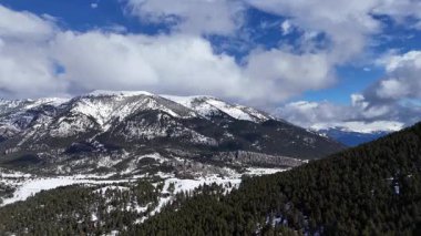 Karla kaplı dağların havadan görünüşü. Güzel manzara