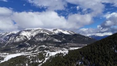 Güzel manzara, karla kaplı dağlar. Doğa