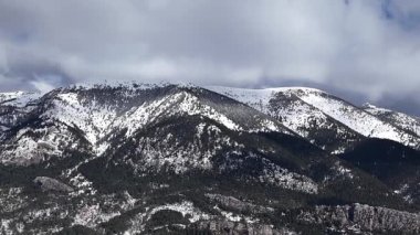 Güzel manzara, karla kaplı dağlar. Doğa