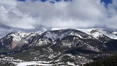 Güzel manzara, karla kaplı dağlar. Doğa