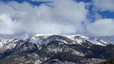 Güzel manzara, karla kaplı dağlar. Doğa