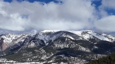 Güzel manzara, karla kaplı dağlar. Doğa