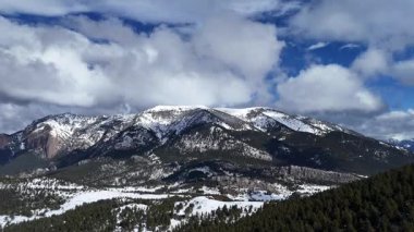 Güzel manzara, karla kaplı dağlar. Doğa