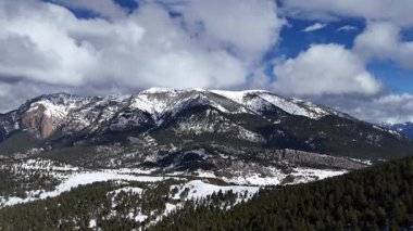 Güzel manzara, karla kaplı dağlar. Doğa