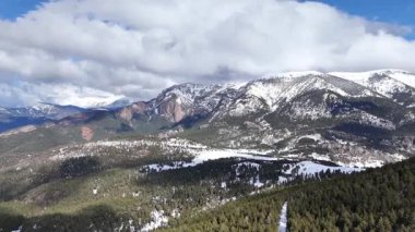 Güzel manzara, karla kaplı dağlar. Doğa