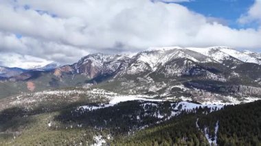 Güzel manzara, karla kaplı dağlar. Doğa
